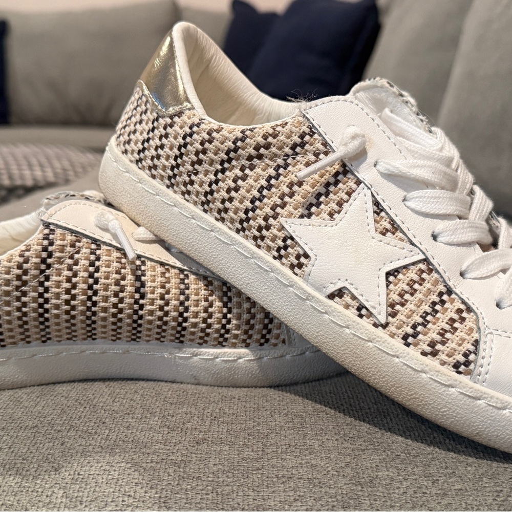 Vintage Havana White and Tan Women's Sneakers - Size 7
